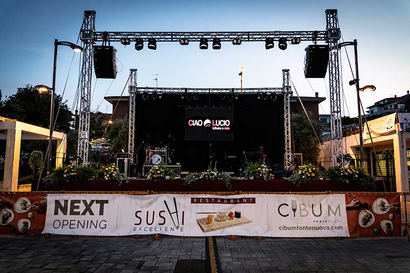 striscione sagra delle rose sotto il palco spettacoli